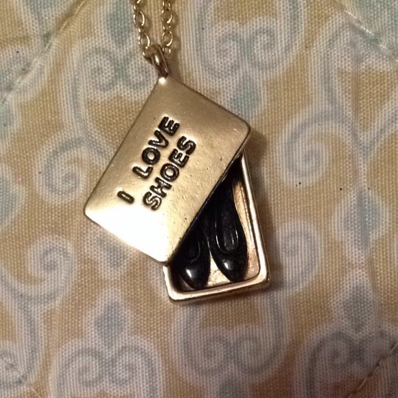 I love shoes necklace