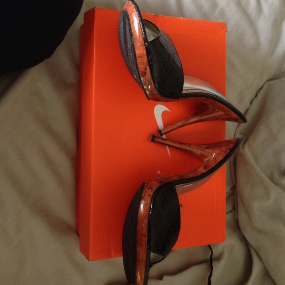 Black snake print wood heel - Picture 2 of 2