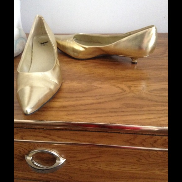 Gold, pointy small heel shoes.