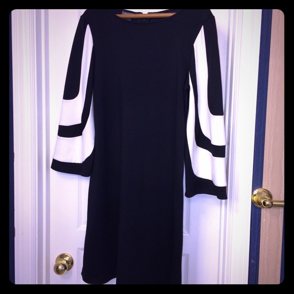 ❌⭕️bundled❌⭕️ Black dress with white on sleeves - Picture 1 of 3