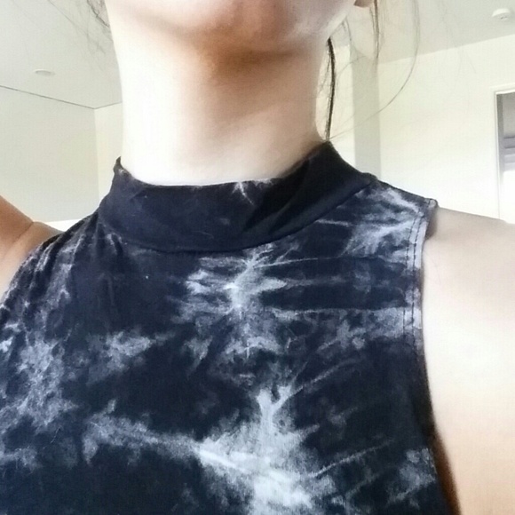 Crop top - Picture 2 of 3