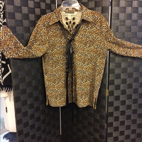 Sale!💥Great animal print shirt is thick material. - Picture 2 of 4