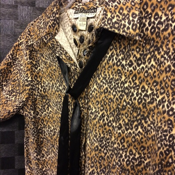 Sale!💥Great animal print shirt is thick material. - Picture 3 of 4