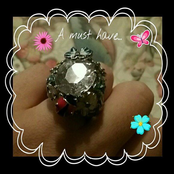Stunning silver ring... lovely details