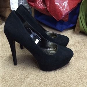 Black pumps