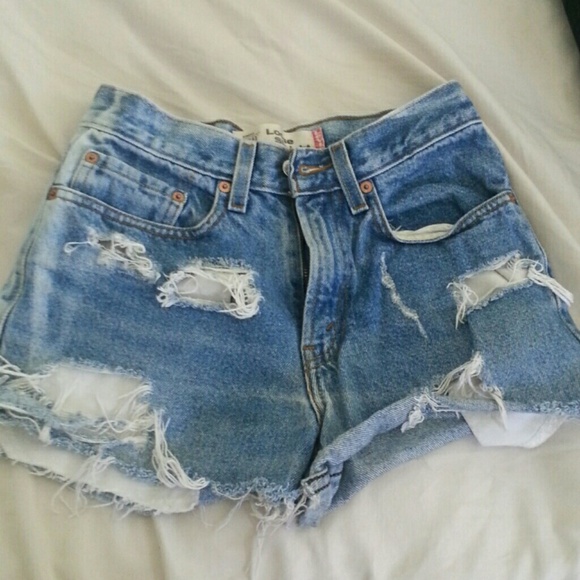 LEVIs High waisted ripped light wash shorts!