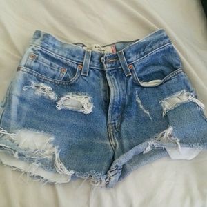 LEVIs High waisted ripped light wash shorts!