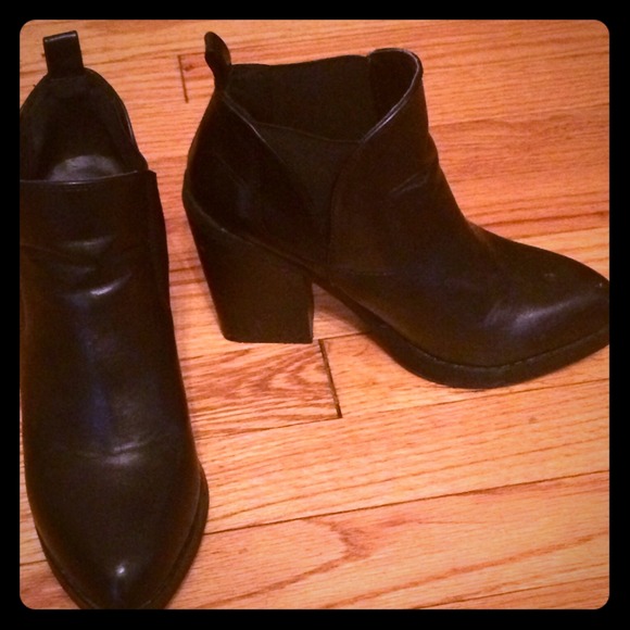 Perfect black pointy toe booties