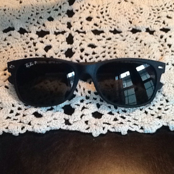 SOLD!!! Ray Ban Wayfarer polarized