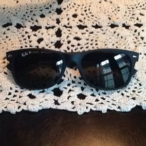 SOLD!!! Ray Ban Wayfarer polarized