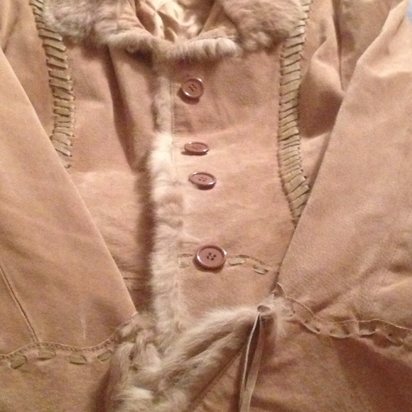 bebe coat. Leather suede. Fur collar.