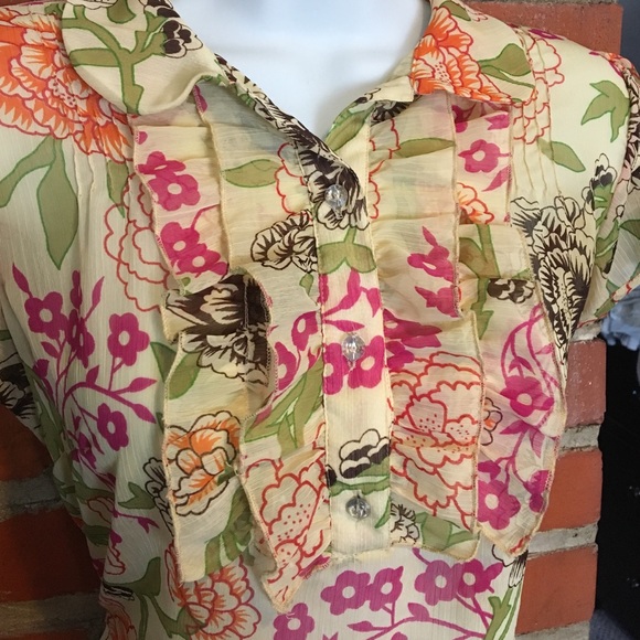 🎉 3/$15! 🎉 Sheer Floral Blouse - Picture 2 of 4