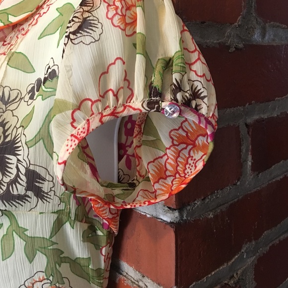 🎉 3/$15! 🎉 Sheer Floral Blouse - Picture 3 of 4