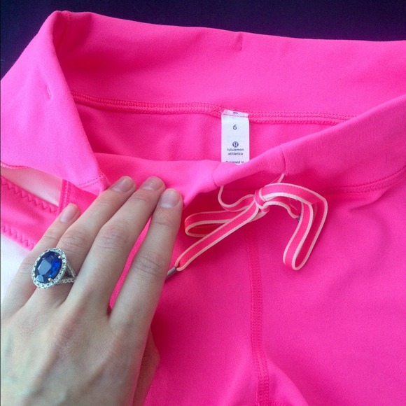 ❌SOLD❌ NWT Lululemon Heat it Up Yoga Crops - Picture 2 of 4