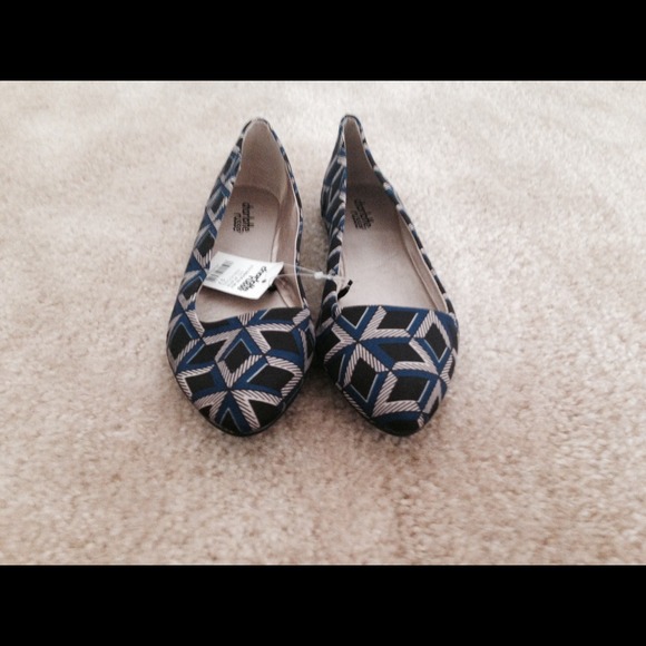 Black white and blue Charlotte Russe flat