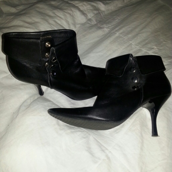 Black snap ankle hills