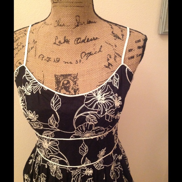 ❌❌SOLD❌❌💕 Unyx  embroidered dress - Picture 2 of 2