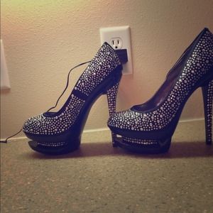 SALE!!! Size 8 studded pumps!