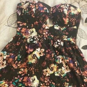 Very cute floral dress!