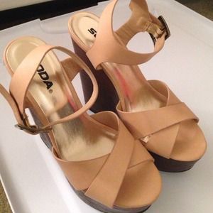 NWOT Nude/Brown Wedges