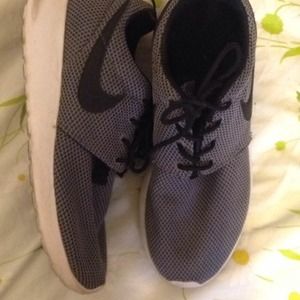 Gray and black roshe runs women. Great condition