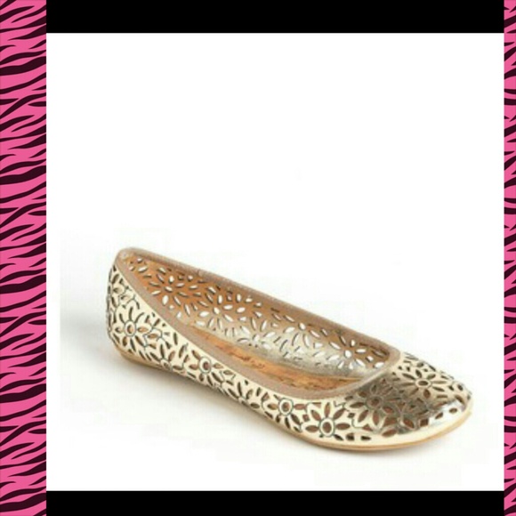 2x HOST PICK๐๐ Very comfy gold flats - Picture 2 of 3