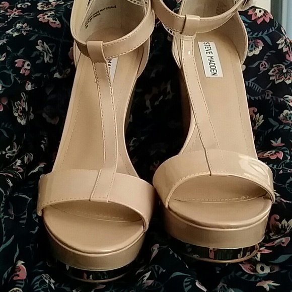 🔴SOLD ON VITED🔴Nude Steve Madden Wedges