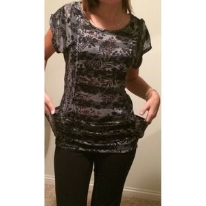 Cute blackish/gray top!