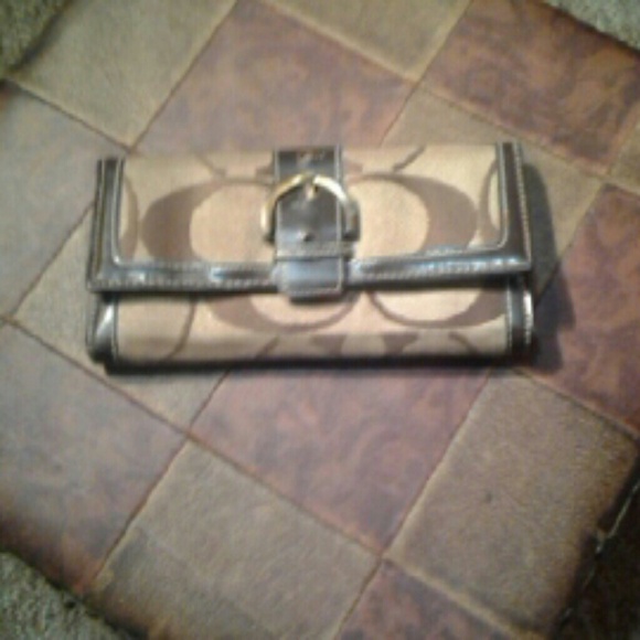 Coach wallet with brown signiture C design