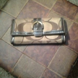 Coach wallet with brown signiture C design