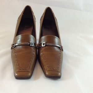 "REDUCED" Vintage Glory Chen Pumps