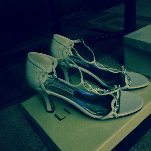 8 1/2 - Ladies White Sandal w/rhinestone