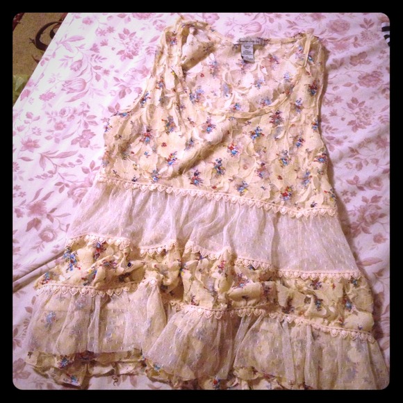 Lace floral printed off yellow and cream top