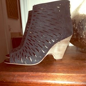 Hinge cage booties. black.