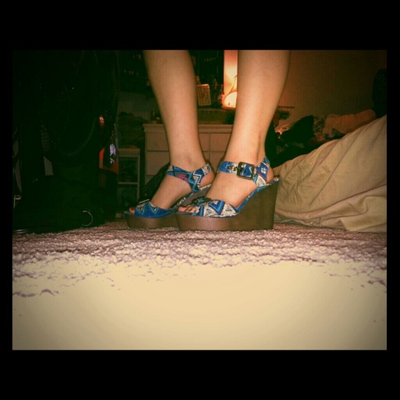 Patterned wedges sz 6