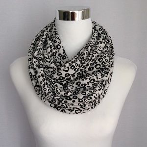 Handmade infinity scarf in Black/white leopard