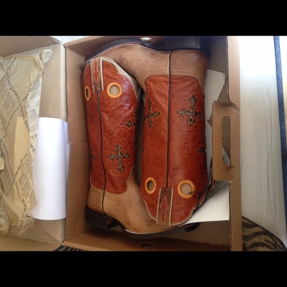 Cowgirl cheatah print boots, still in box!!
