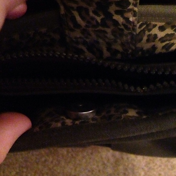 💯 Authentic Relic Crossbody - Picture 3 of 4