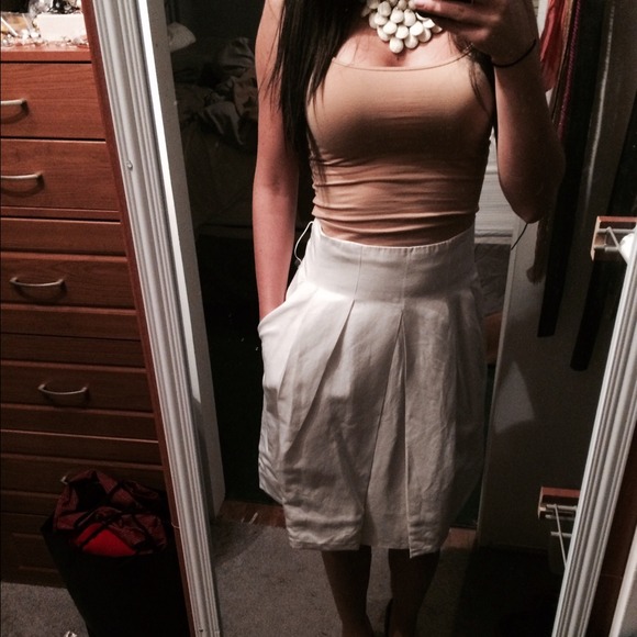 Beautiful white pleated Zara skirt - Picture 2 of 4