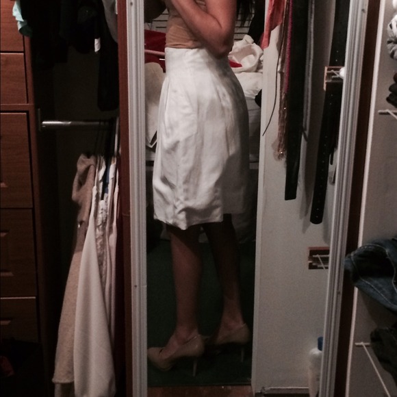 Beautiful white pleated Zara skirt - Picture 4 of 4