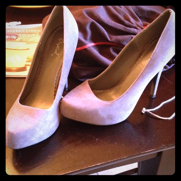 Grey pumps 7 1/2