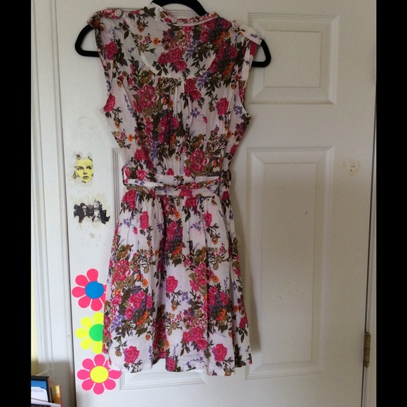Pretty floral dress! - Picture 2 of 3
