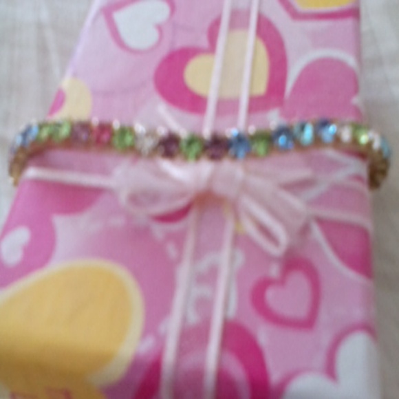 Jewel Bracelet Flexible Flattering Comes w box - Picture 3 of 4