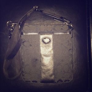 💯% COACH Legacy North/South Swingback