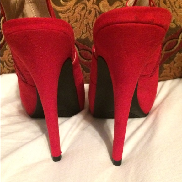 ❤️Red faux suede peep toe pumps with bow ❤️ - Picture 2 of 4