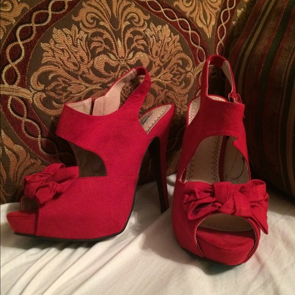 ❤️Red faux suede peep toe pumps with bow ❤️ - Picture 3 of 4