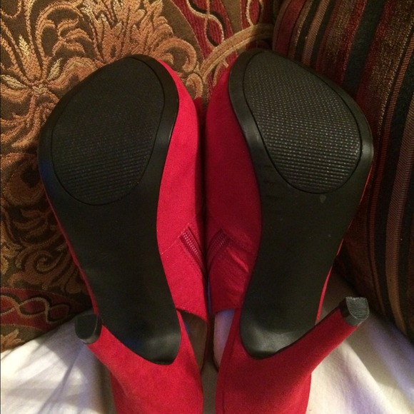 ❤️Red faux suede peep toe pumps with bow ❤️ - Picture 4 of 4