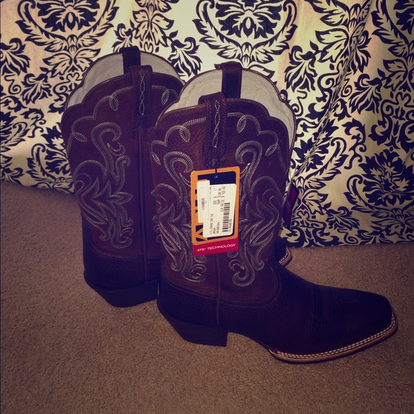 REDUCED!! Ariat Boots (never worn)