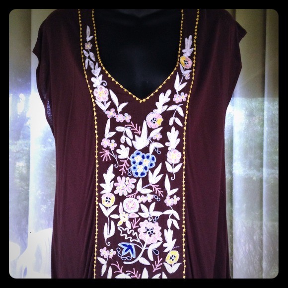 chocolate brown top w/gorgeous decoration!