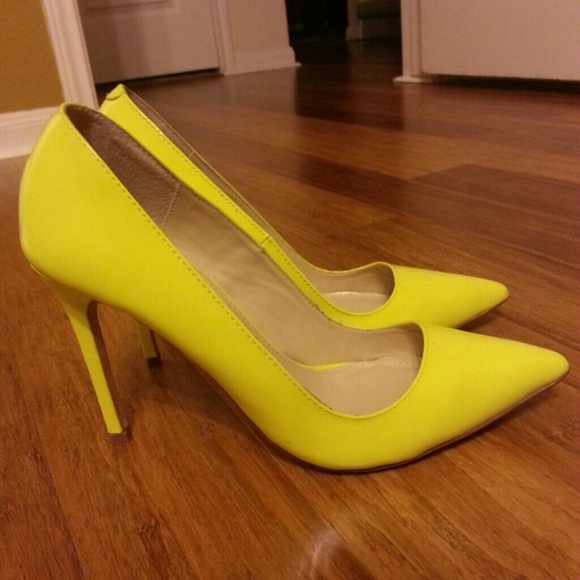 Shoemint Kaylen neon-yellow heels.